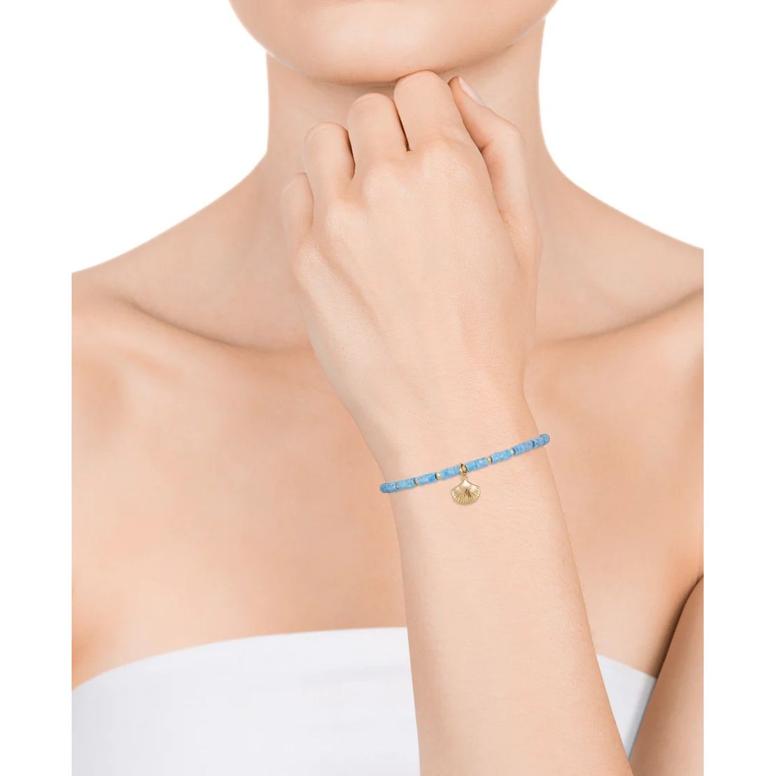 Woman wearing a VICEROY JEWELS Mod. 13145P100-43 silver bracelet with blue beads and gold charm, showcasing elegant wrist accessory.