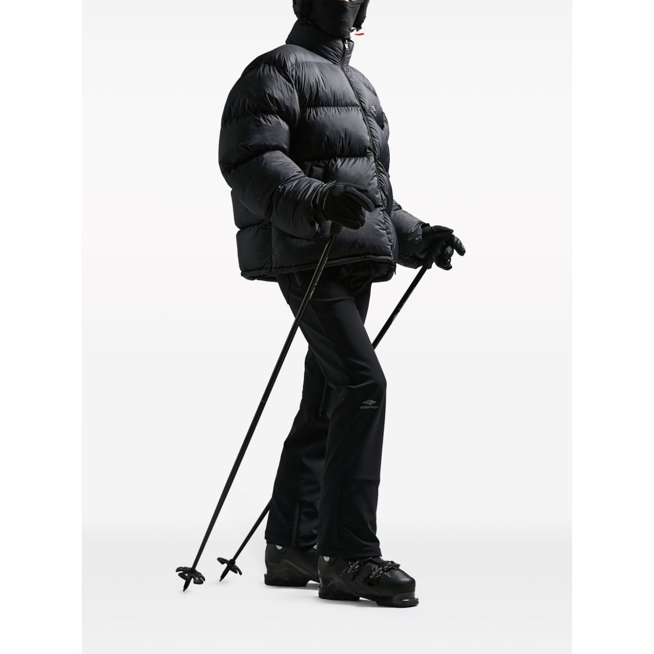 Front view with bag zipped and handles upright.