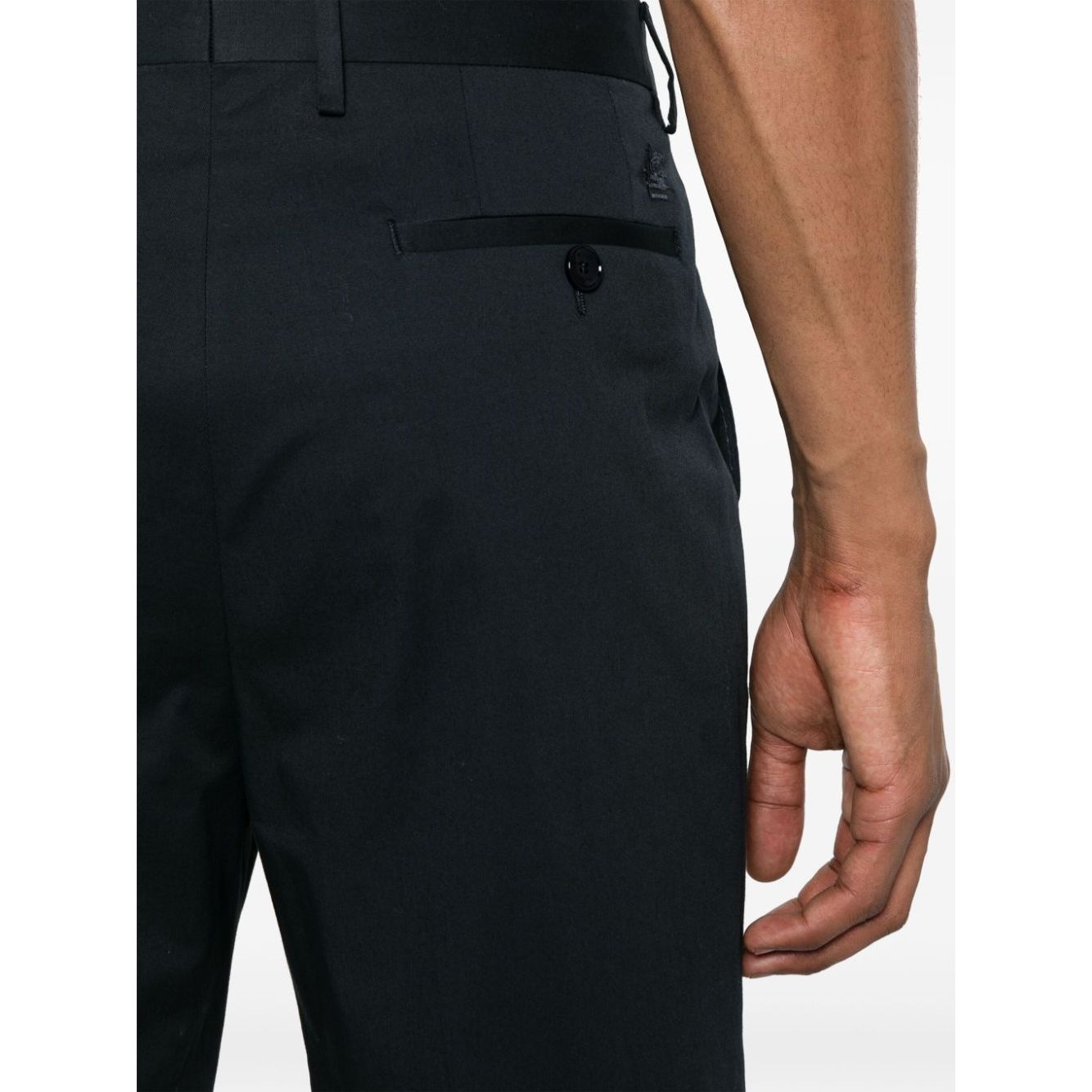 Front view with bag zipped and handles upright.