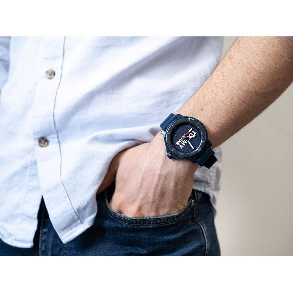 TOMMY HILFIGER Mod. 1792000 quartz analog watch with gent's bracelet and 3 ATM water resistance, shown on wrist with official packaging.