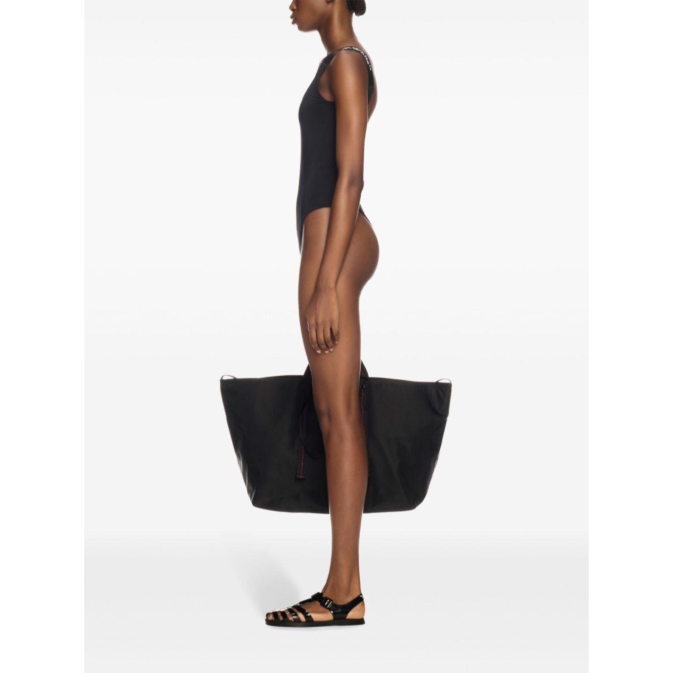 Front view with bag zipped and handles upright.