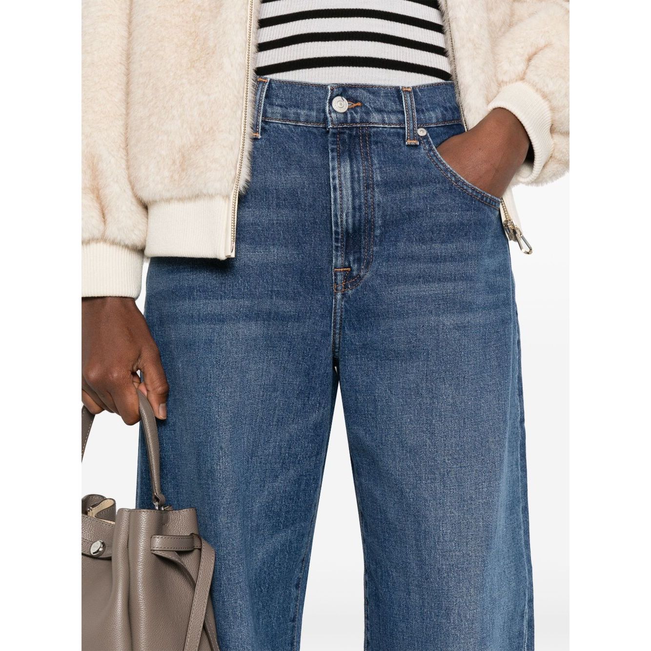 Front view with bag zipped and handles upright.