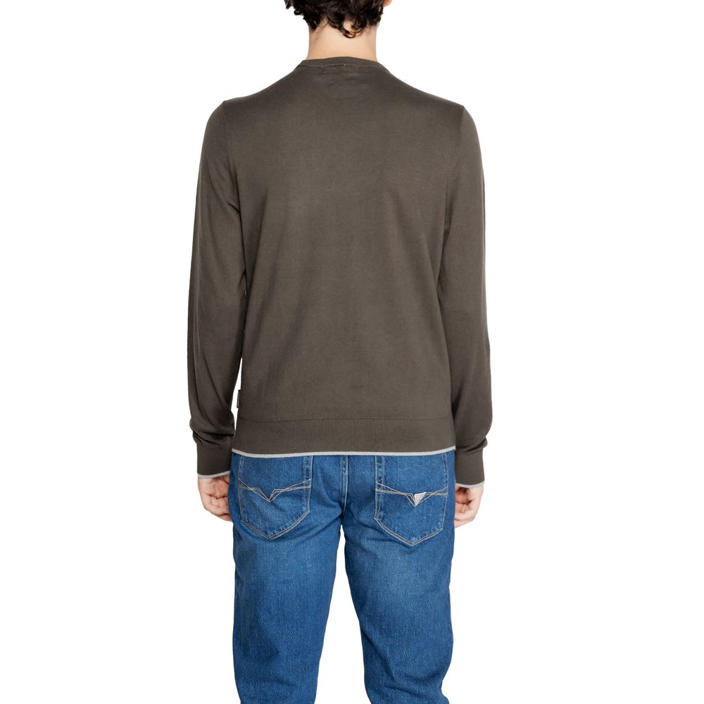 Front view with bag zipped and handles upright.