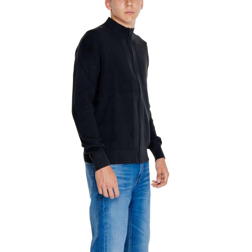 Front view with bag zipped and handles upright.