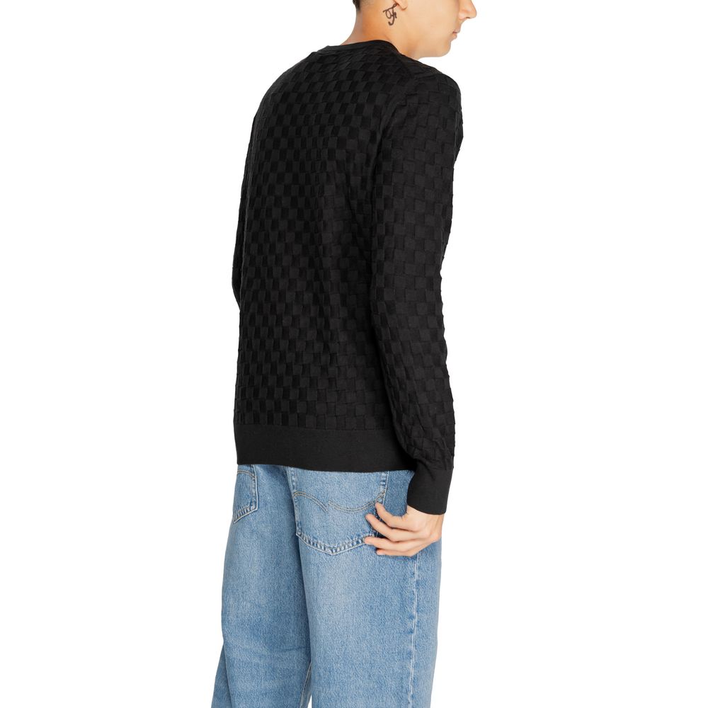 Front view with bag zipped and handles upright.