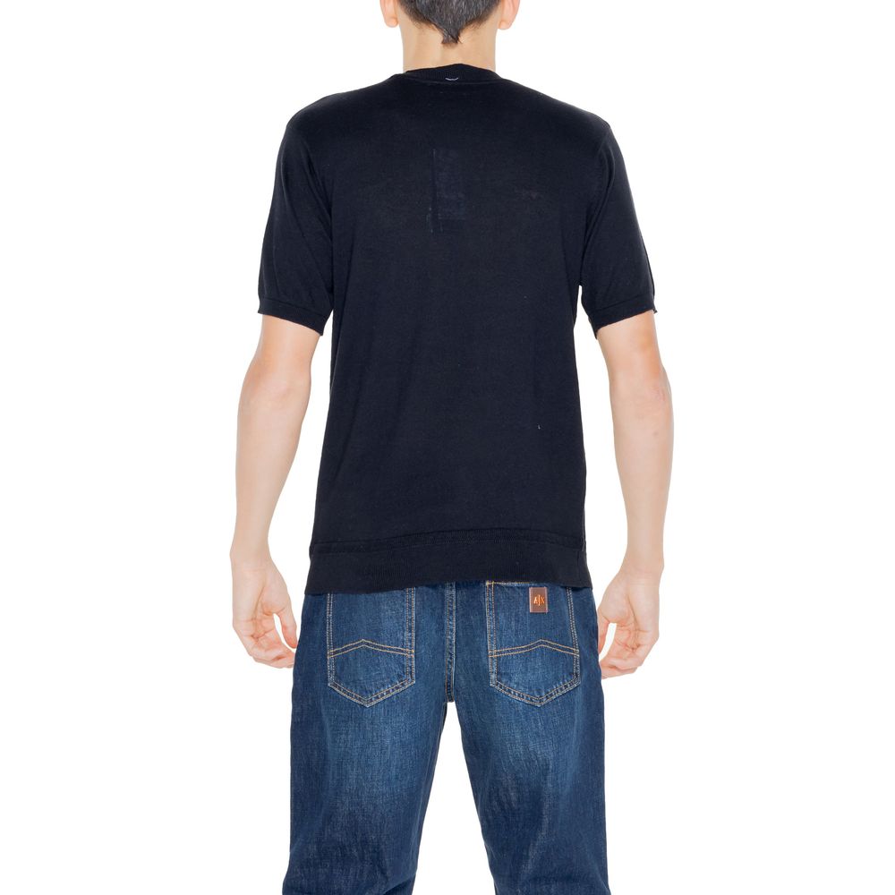 Front view with bag zipped and handles upright.