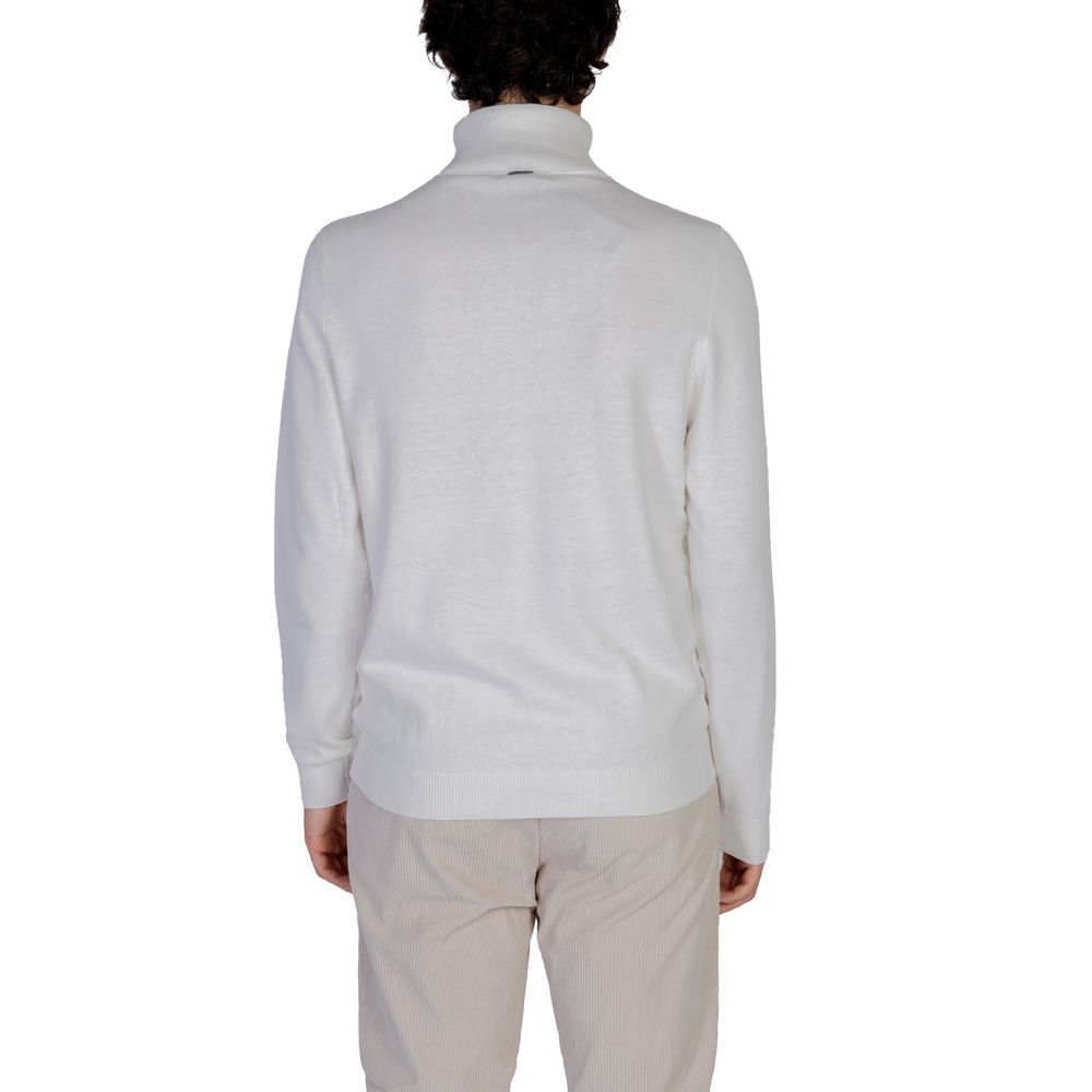 Front view with bag zipped and handles upright.