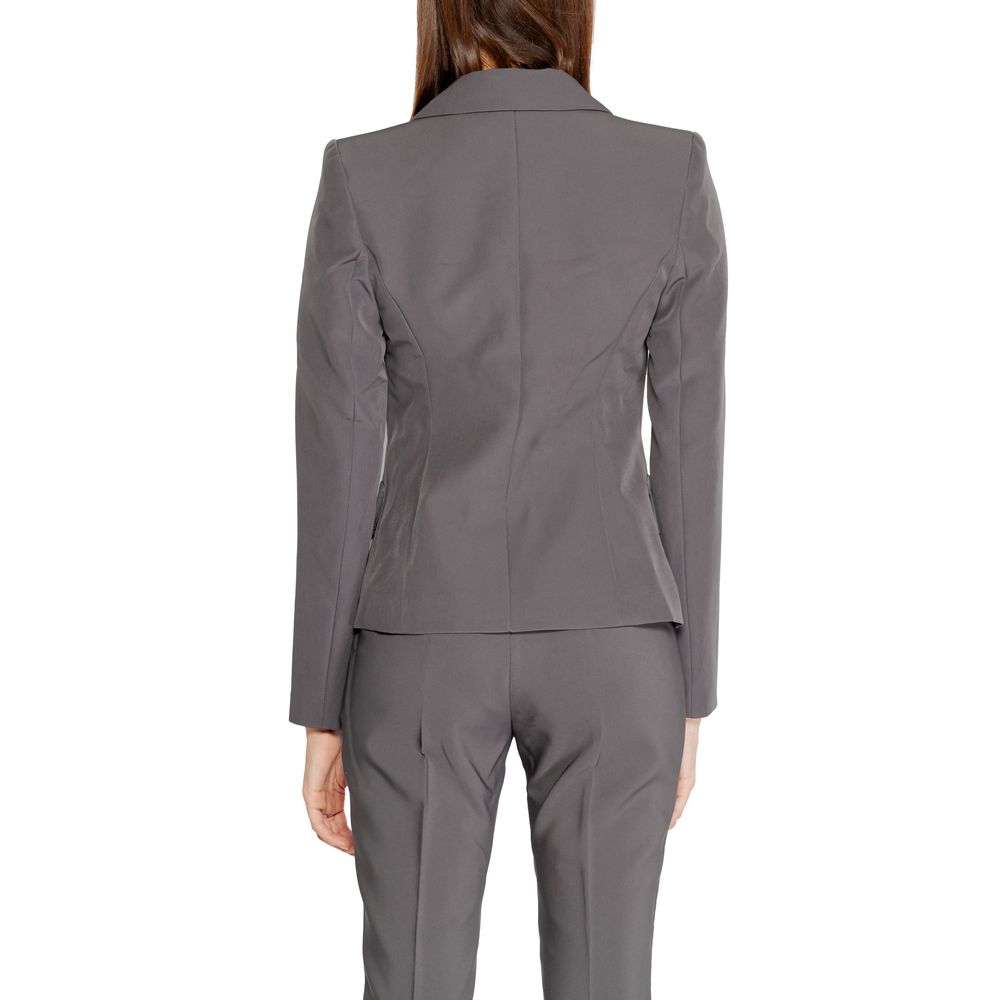 Front view with bag zipped and handles upright.
