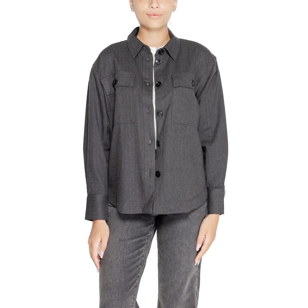 Jacqueline De Yong Black Recycled Cotton Blouse with long sleeves and loose fit, model wearing casual modern recycled shirt.
