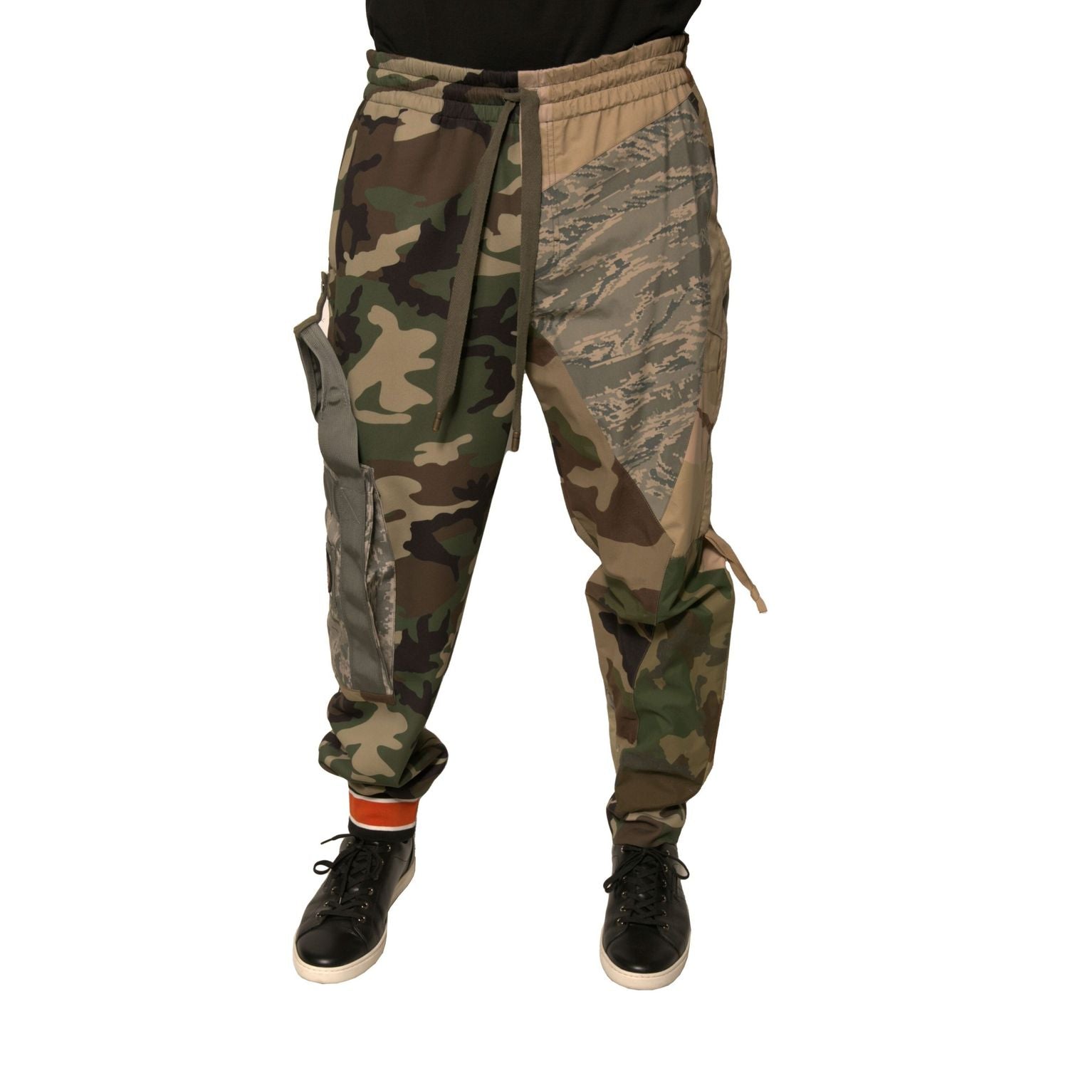 Front view with bag zipped and handles upright.