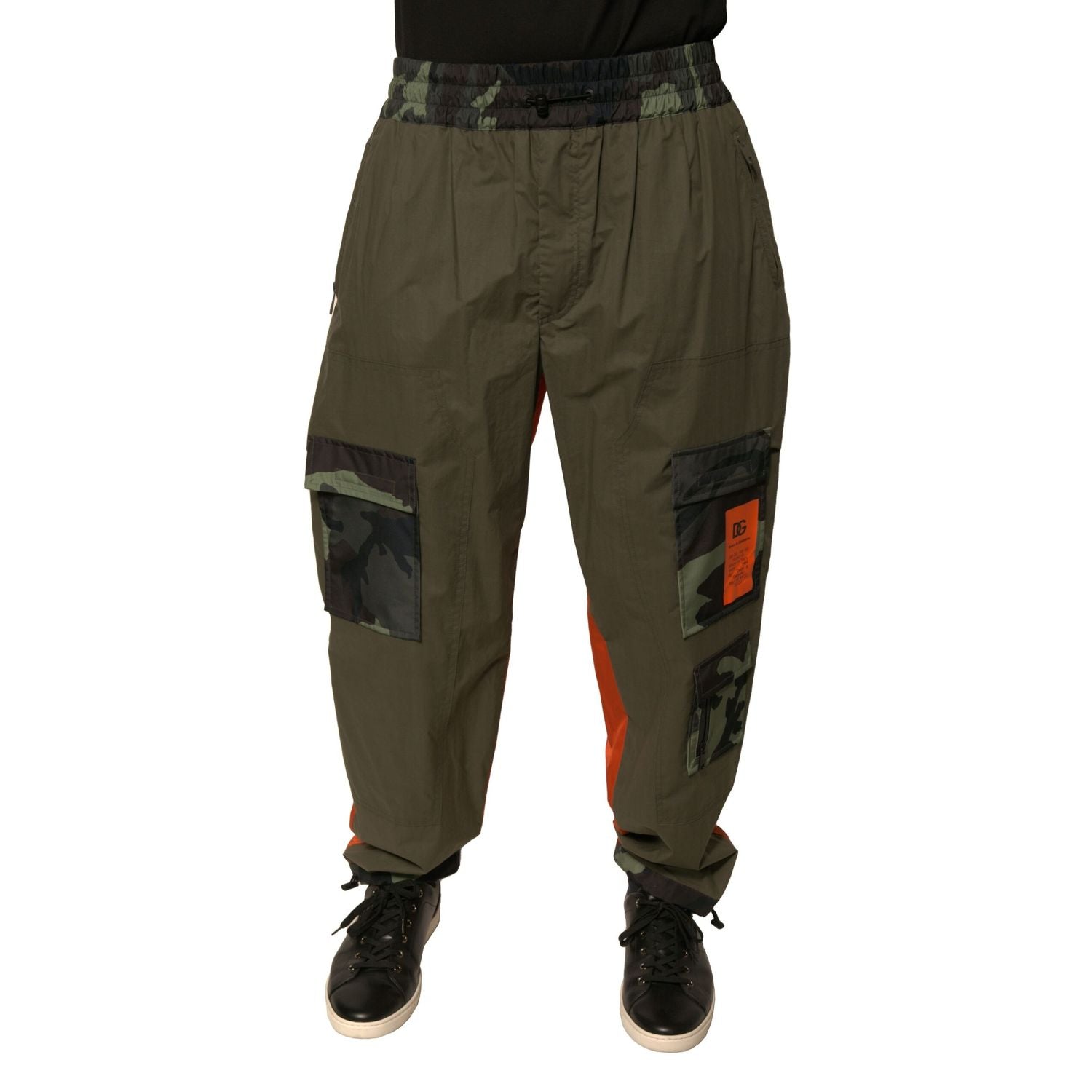Front view with bag zipped and handles upright.