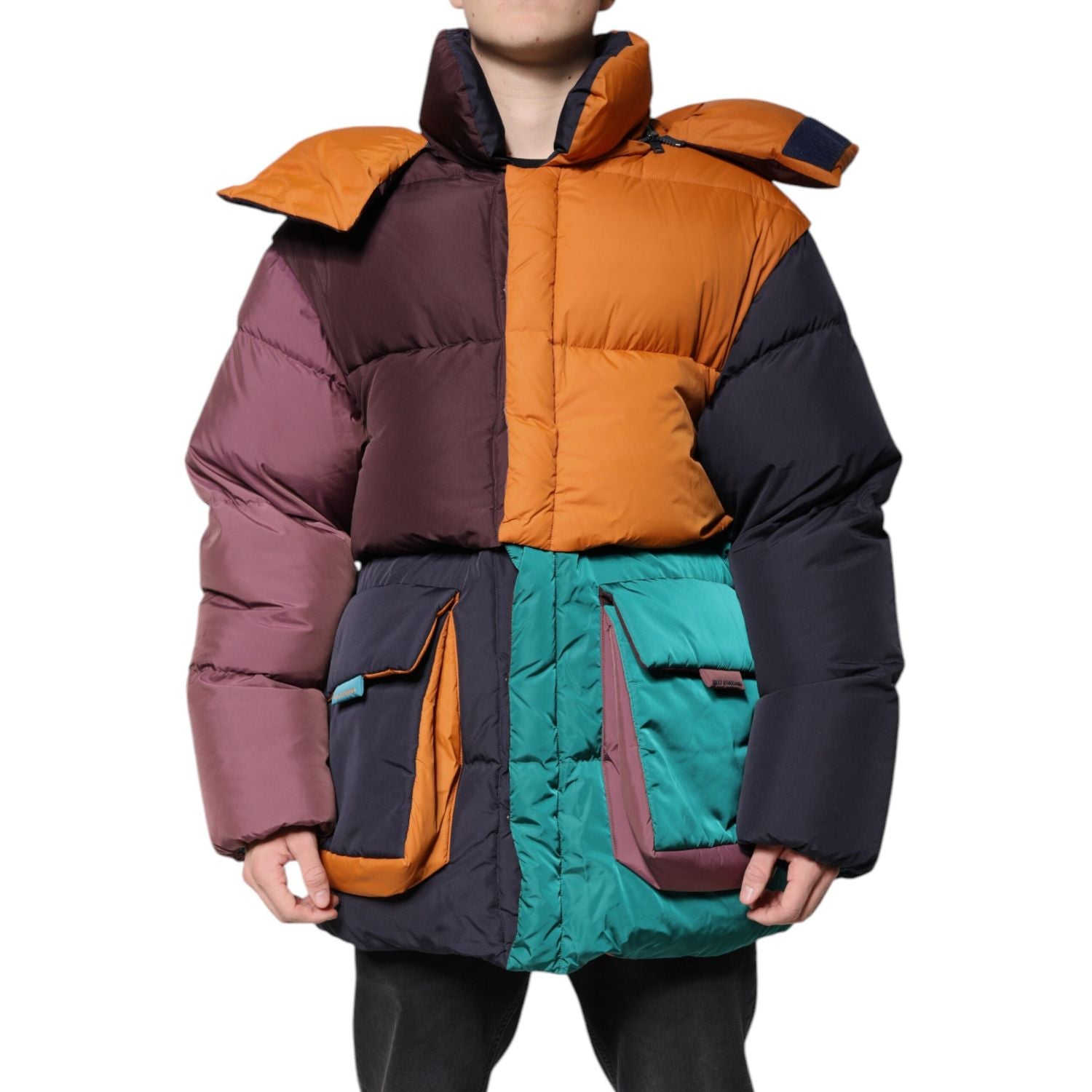 Front view with bag zipped and handles upright.
