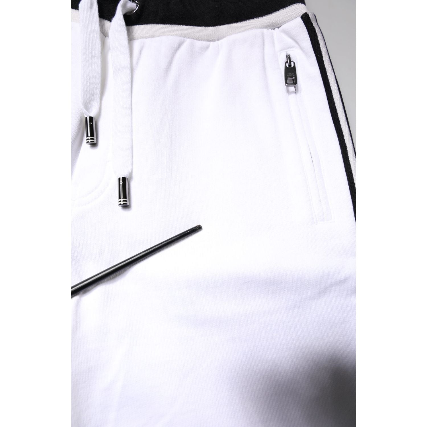 Front view with bag zipped and handles upright.