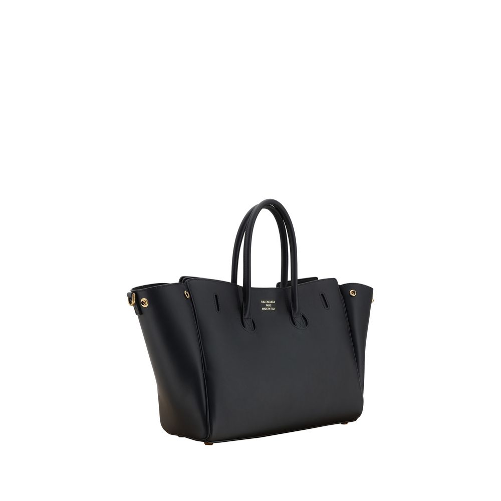 Front view with bag zipped and handles upright.