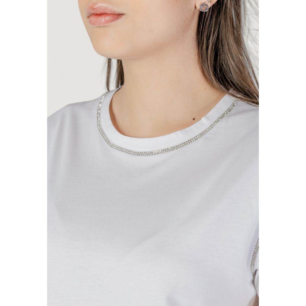 Close-up of woman wearing Liu Jo White Cotton T-Shirt with contrasting stitching on neckline