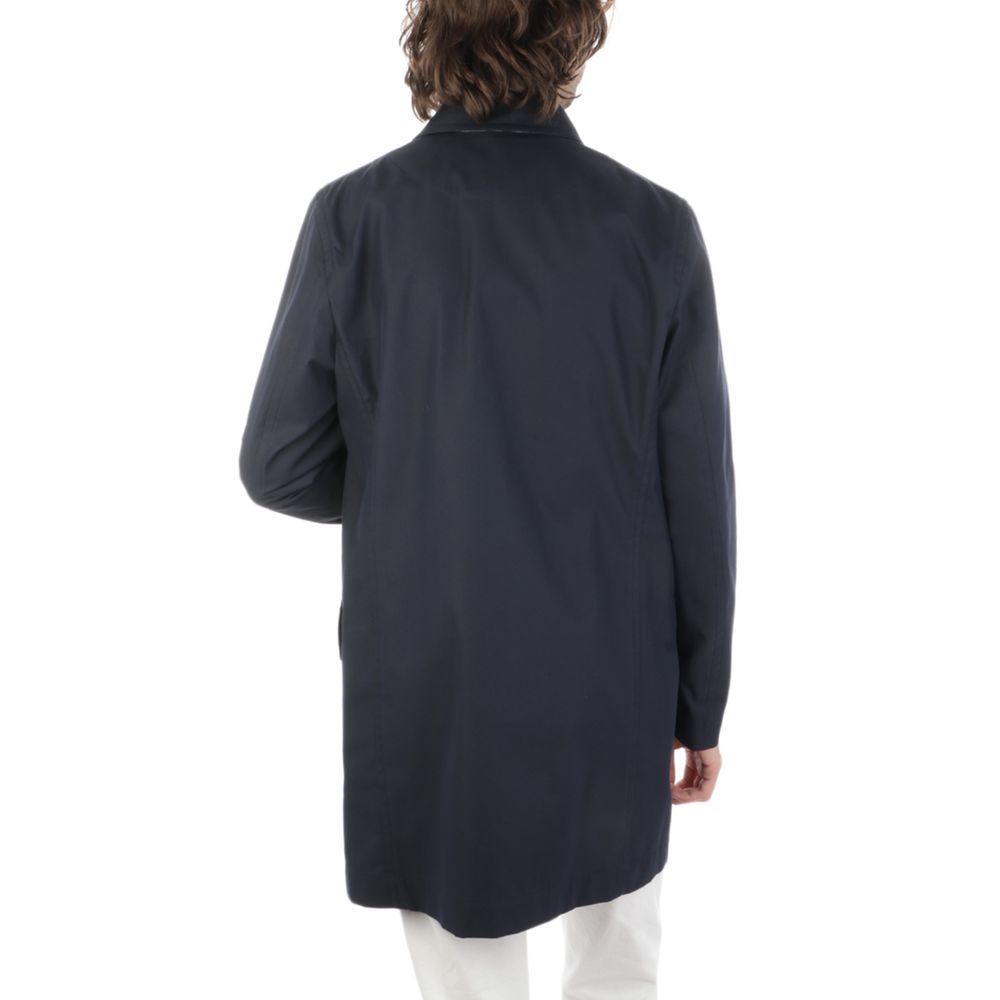 Front view with bag zipped and handles upright.
