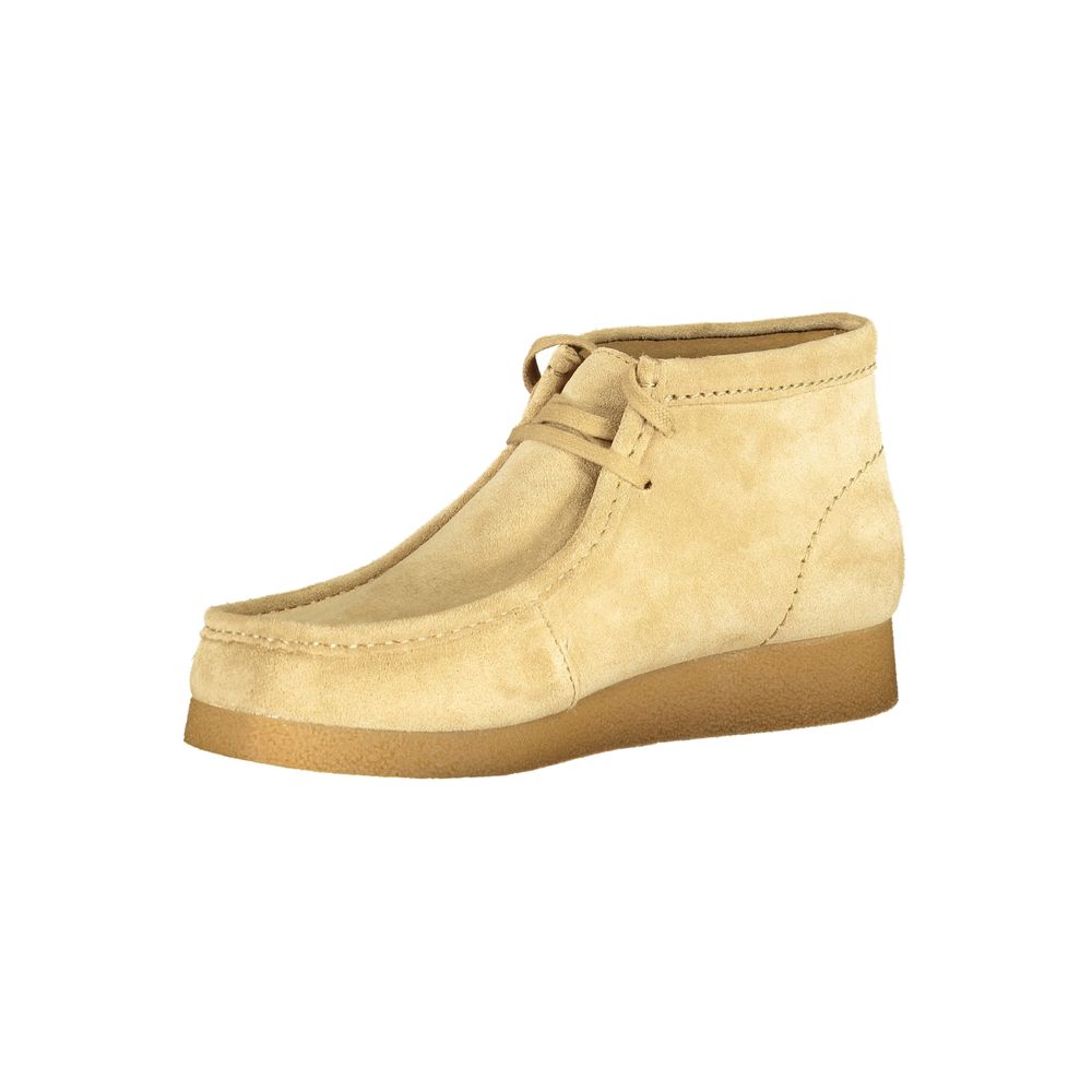 Clarks Beige Leather Men Sneaker with suede finish and removable footbed for luxury and comfort. Ideal for stylish streetwear look.