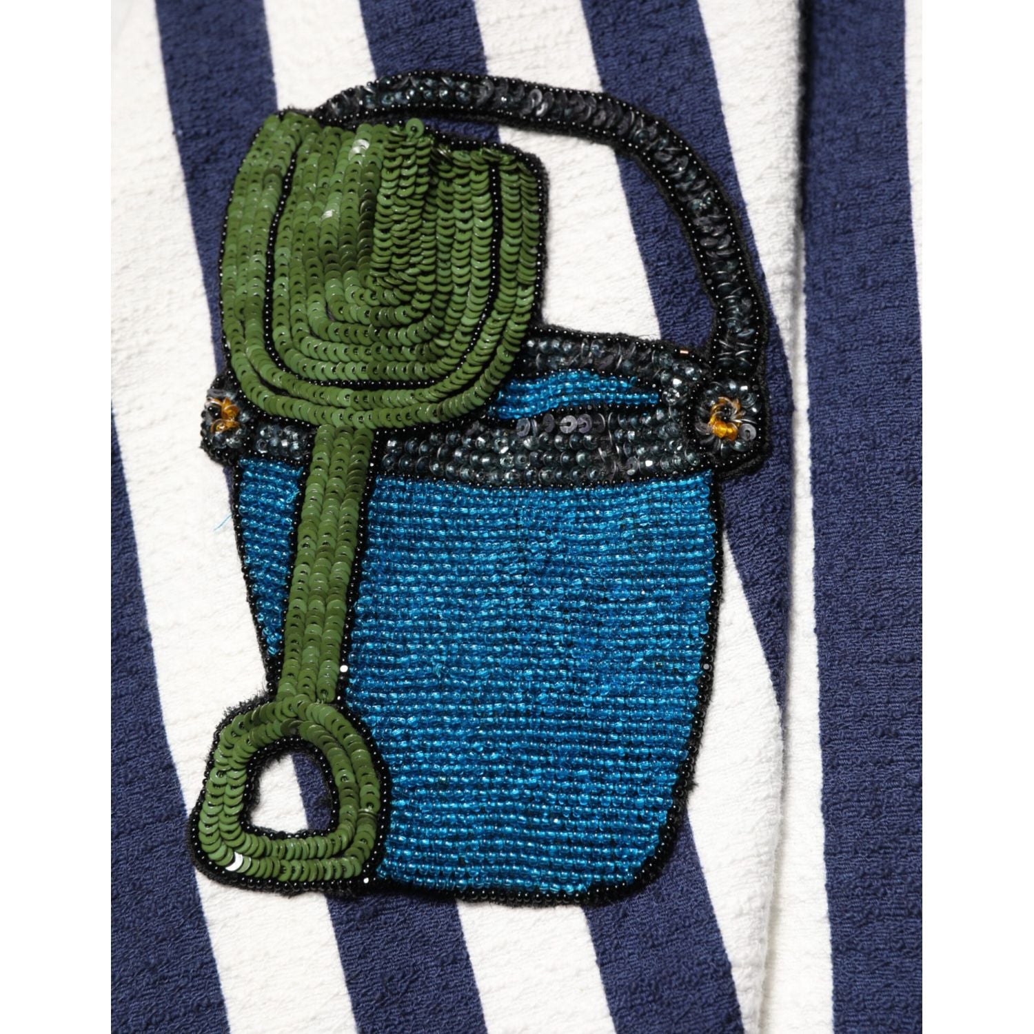 Front view with bag zipped and handles upright.