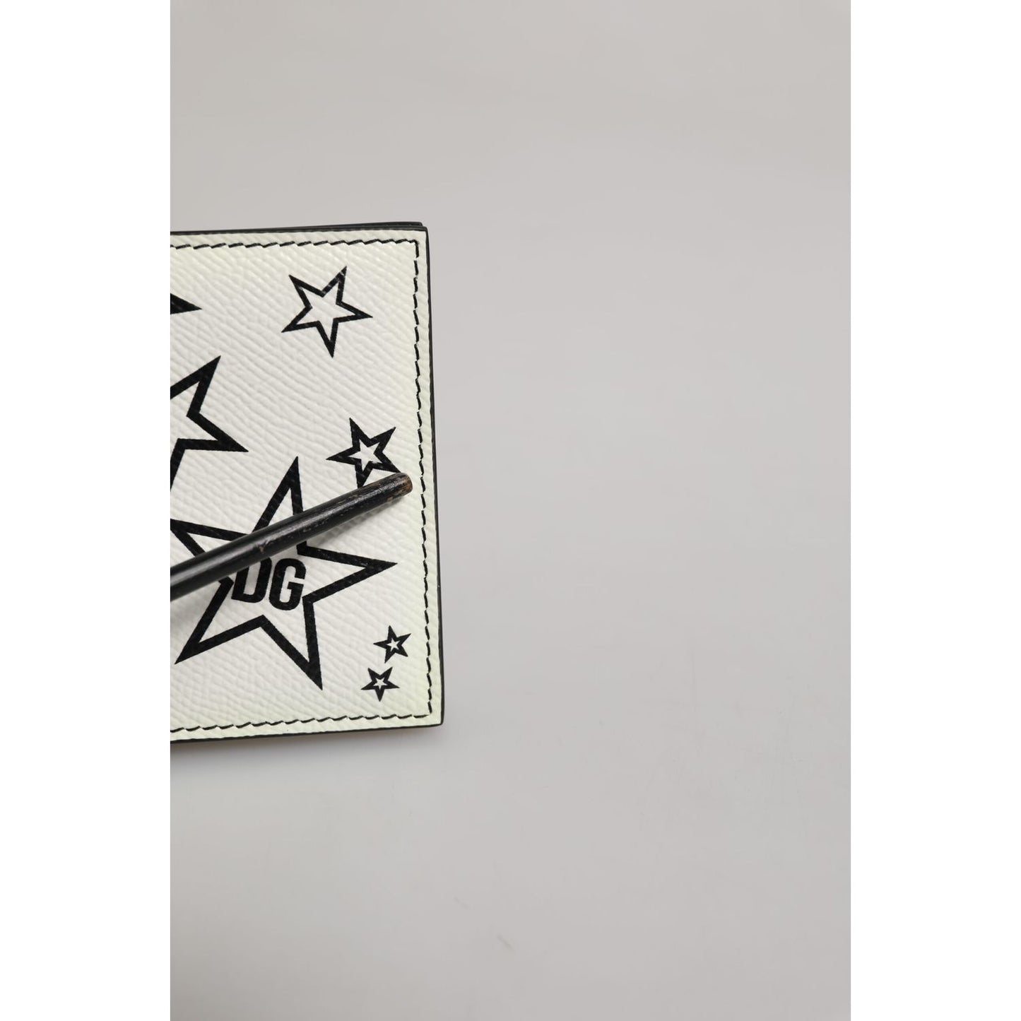Dolce & Gabbana White Leather DG Star Logo Bifold Men Card Holder Wallet corner detail with stars and DG logo.
