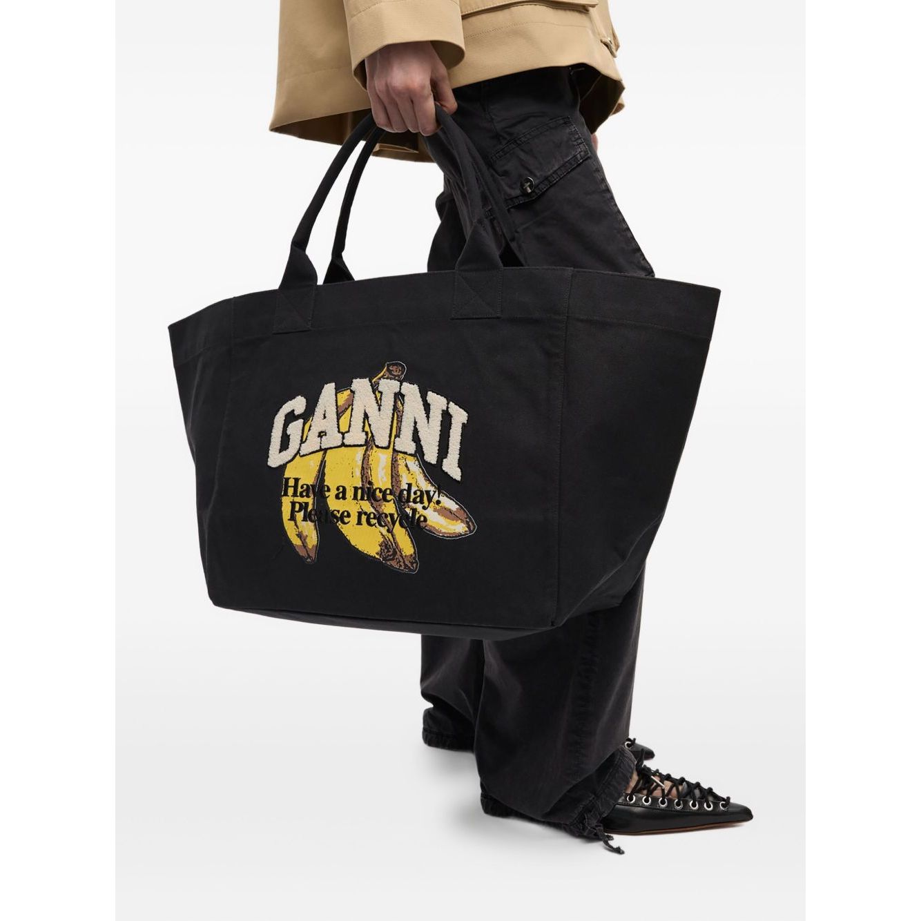Front view with bag zipped and handles upright.