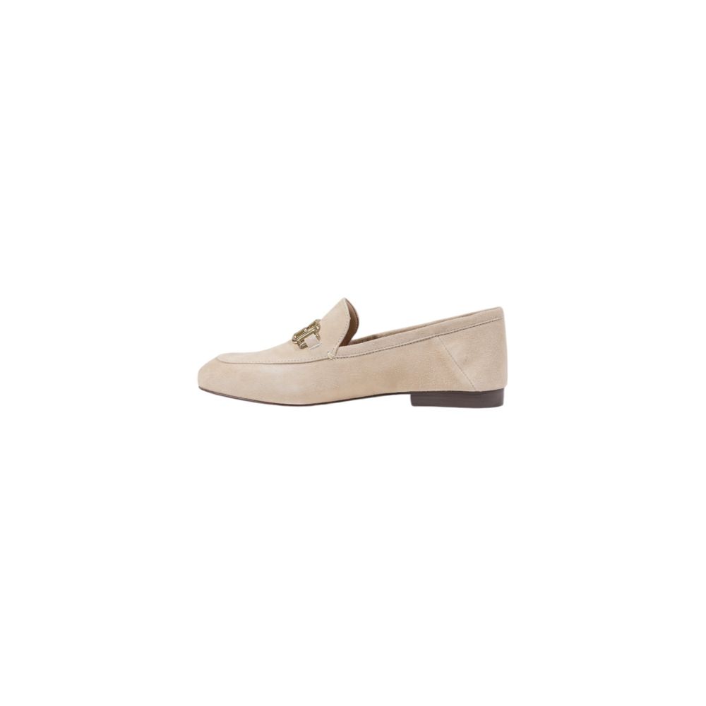 Guess Beige Leather Platform Pumps with metallic logo detail and flat sole for elegance and comfort in women's fashion.