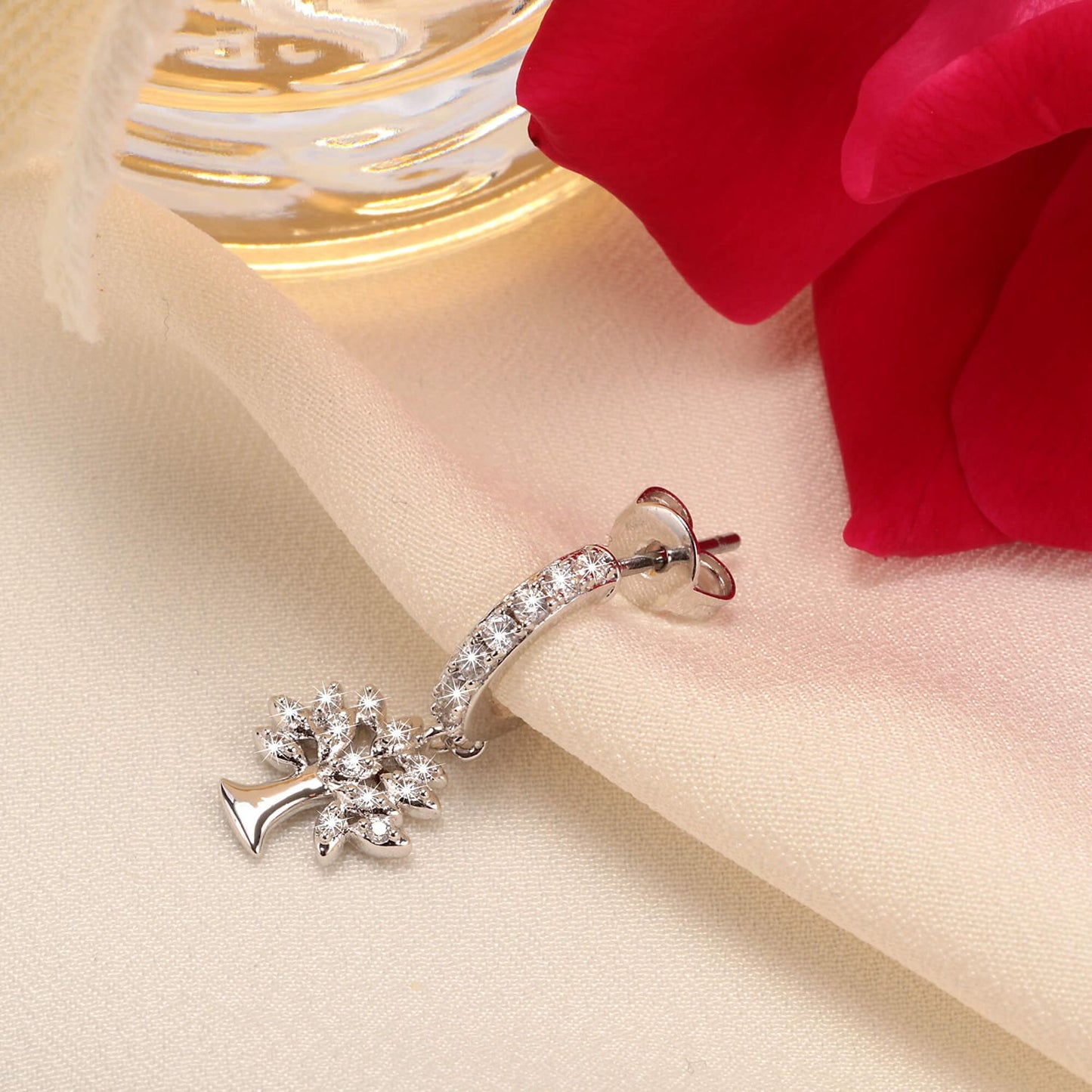LA PETITE STORY Mod. LPS02ARQ44 single earring for ladies with a tree design, displayed on fabric beside a red rose.