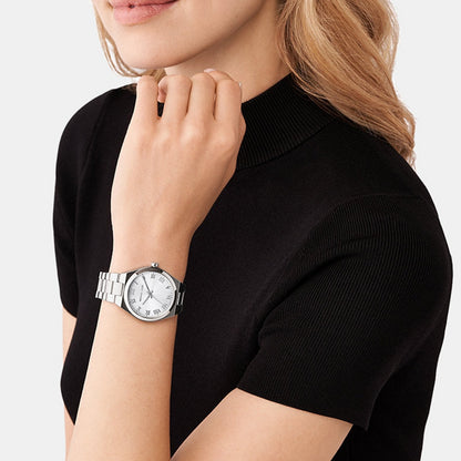 Woman wearing MICHAEL KORS Mod. LENNOX wristwatch with stainless steel bracelet, showcasing elegant design and quartz movement.