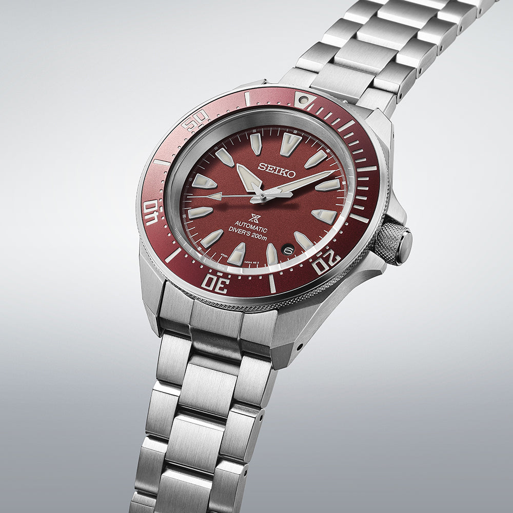 SEIKO PROSPEX Mod. SAMURAI Automatic Diver's 200 with stainless steel bracelet and red and white watch face.