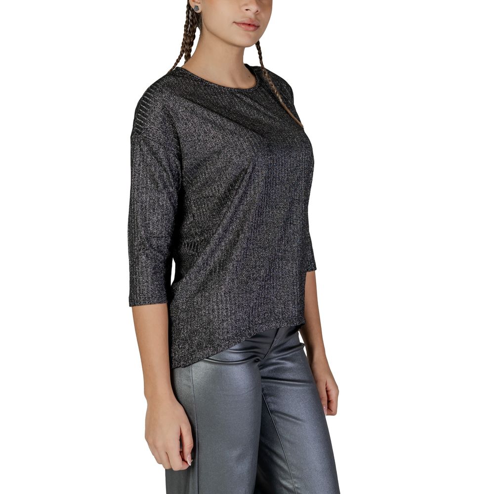 Woman wearing Vero Moda Bicolor Recycled Polyester Long Sleeve top, showcasing sustainable fashion for fall/winter collection.