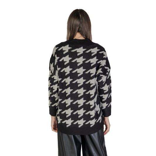 Model wearing Vero Moda Black And White Marabou Cardigan with houndstooth pattern, showcasing back view and style.