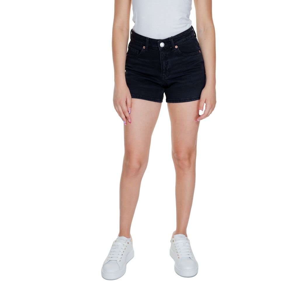 Woman wearing Vero Moda Black Cotton Short, part of the Spring/Summer collection, made from 99% cotton and 1% elastene.